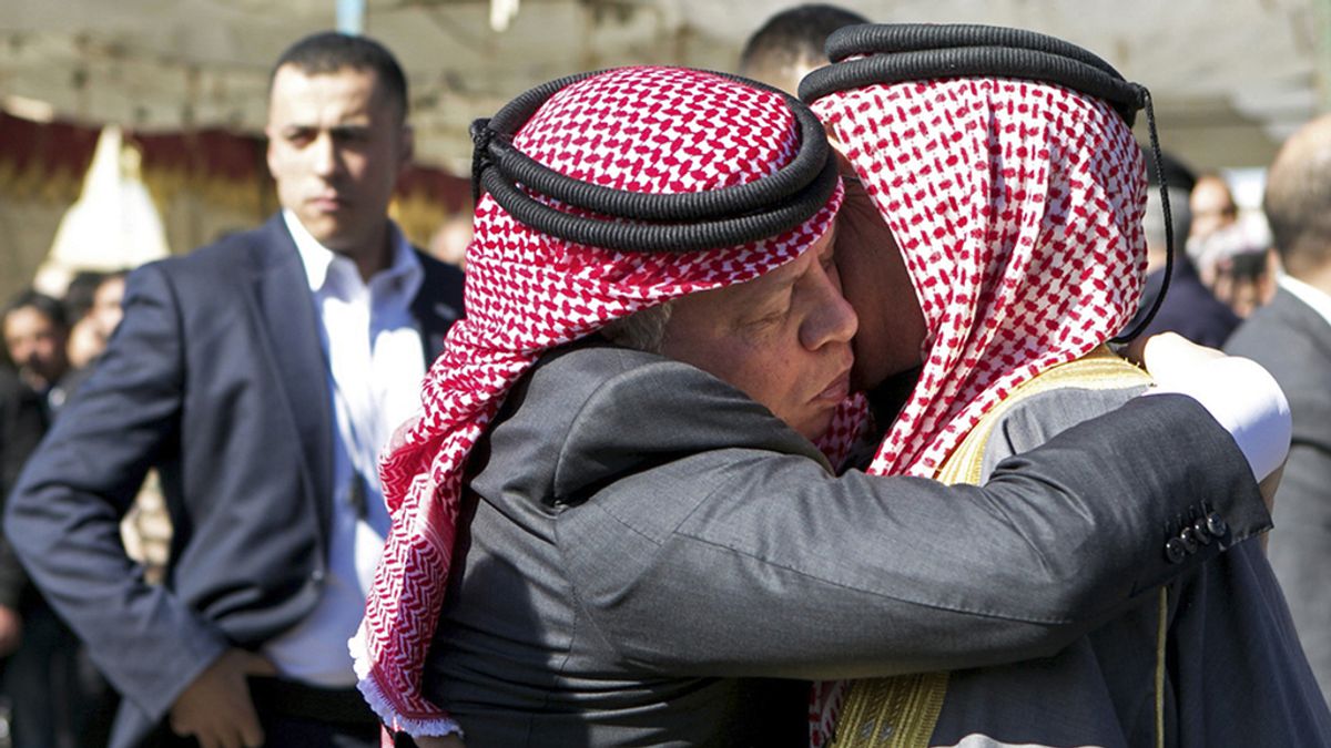 Abdalá II se abraza con el padre del piloto jordano asesinado por el Estado Islámico