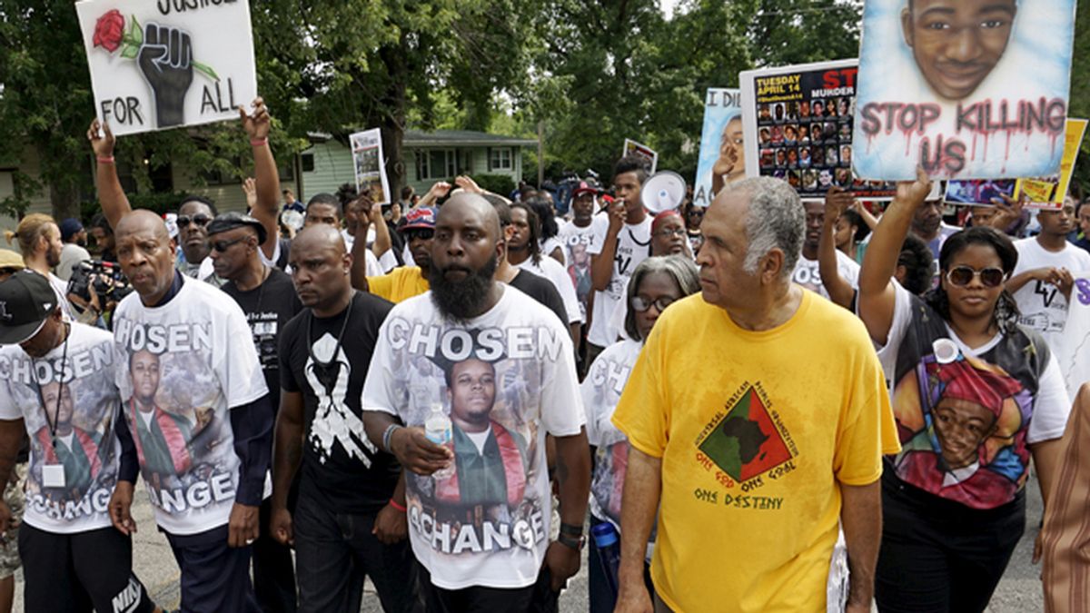 Cientos de personas toman las calles de Ferguson en el aniversario de la muerte de Brown