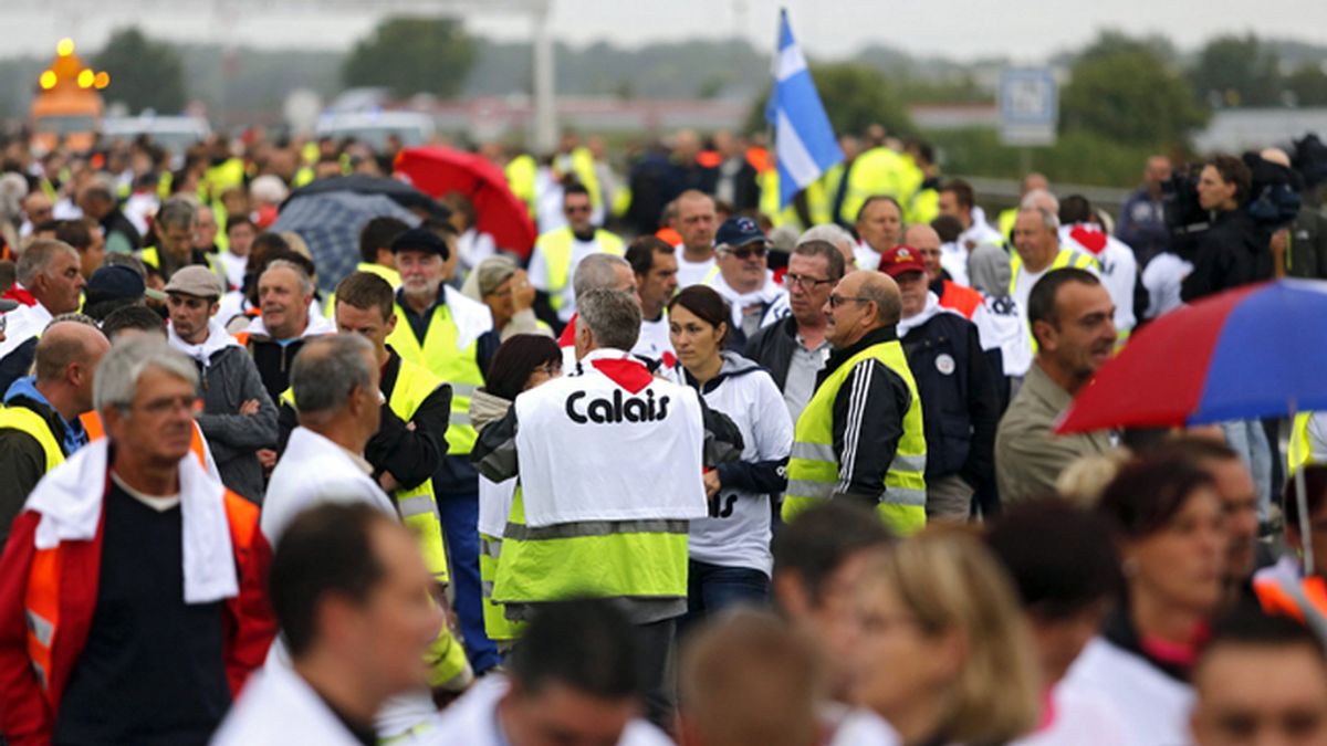Bloquean carreteras en Calais para exigir el cierre definitivo del campo de inmigrantes