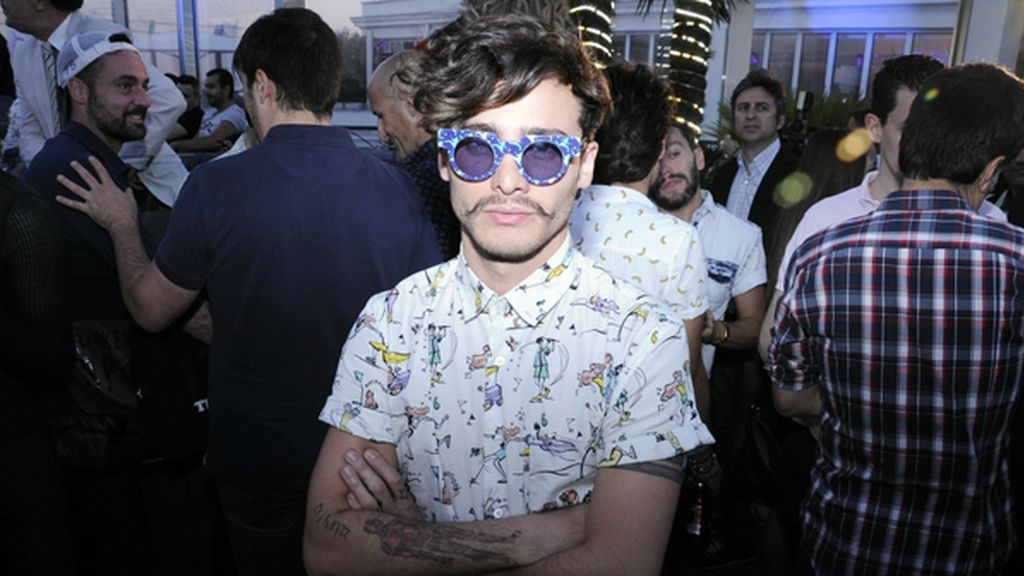 Roi Porto completó su look con unas originales gafas vintage