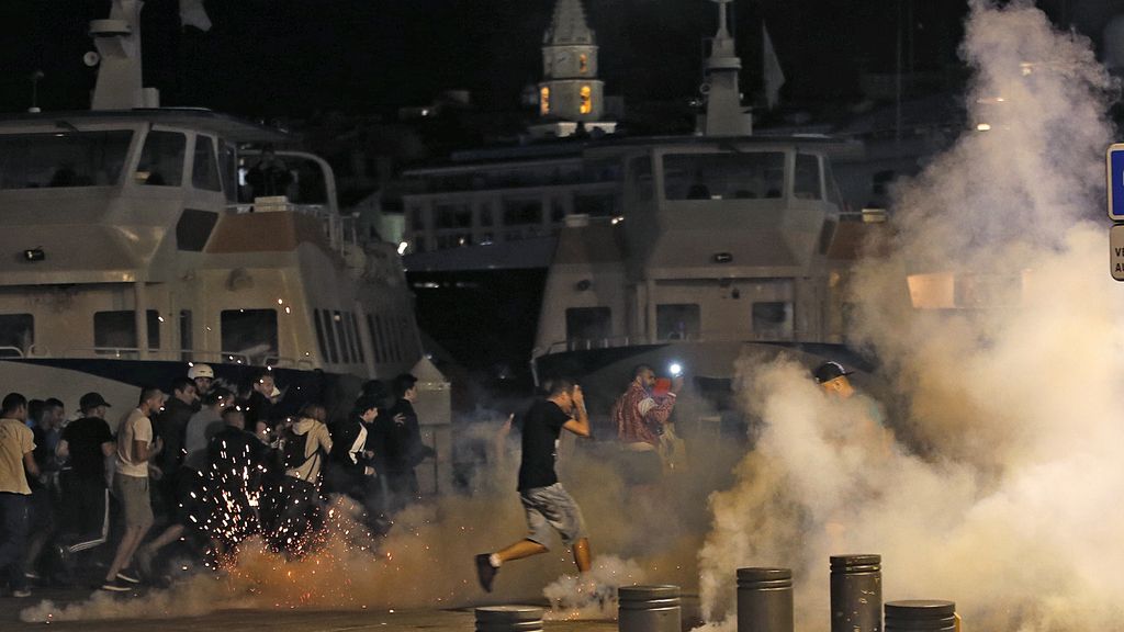 Ingleses y rusos se enfrentan por la calles de la ciudad portuaria