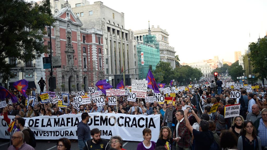 Miles de personas rodean el Congreso