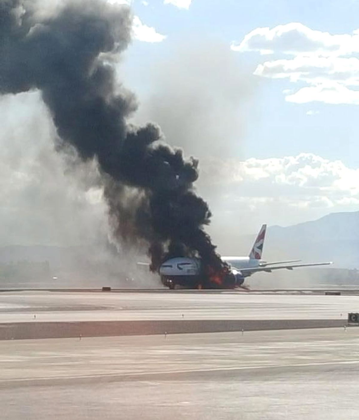 Al menos dos heridos al incendiarse un avión de pasajeros en el aeropuerto de Las Vegas