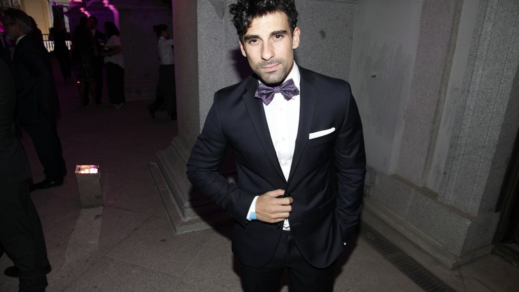 El actor Christian Sánchez disfrutando del cocktail en la terraza del Teatro Real