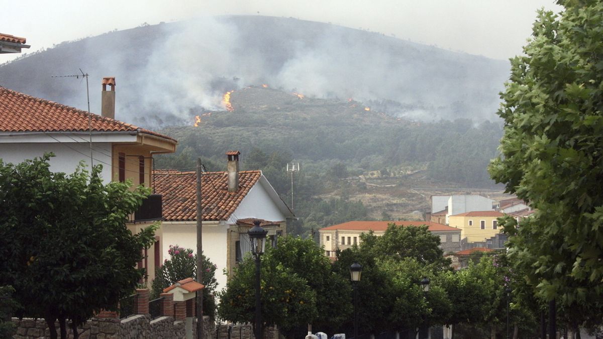 Regresan a sus casas todos los vecinos evacuados por el fuego de la Sierra de Gata