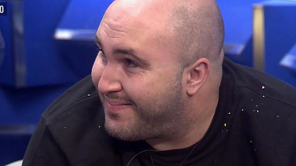 Kiko rompe el hielo y le da dos besos