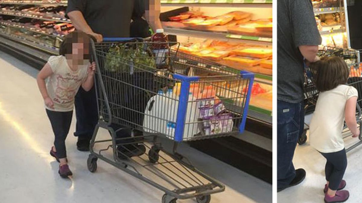 Denuncia a un padre por llevar su hija enganchada por los pelos al carro del supermercado