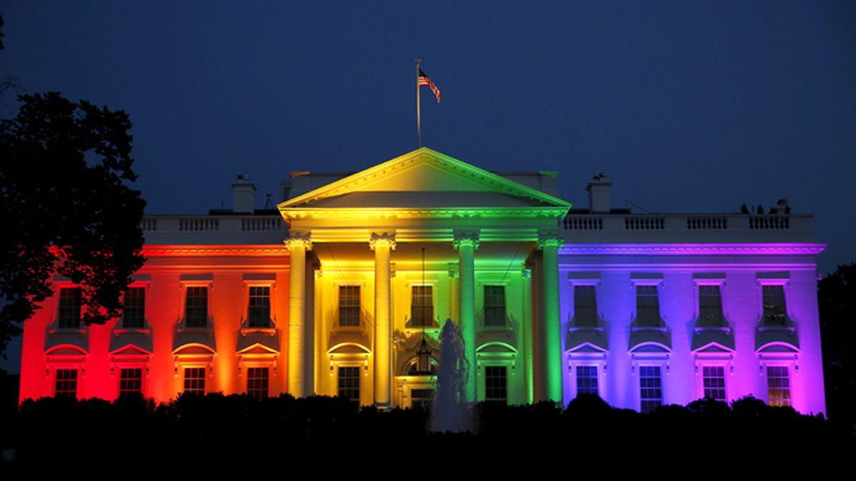 La Casa Blanca se ilumina con la bandera arcoiris tras legalizarse el matrimonia homosexual