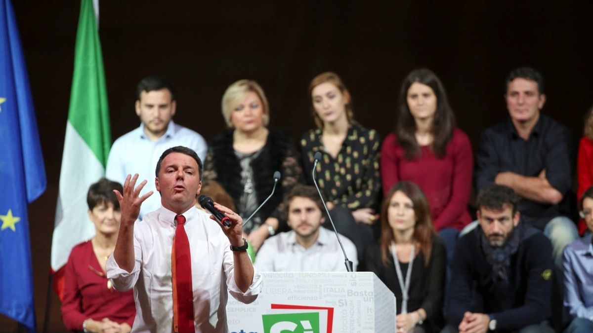 El primer ministro italiano Matteo Renzi habla durante una mitin en apoyo del voto "Sí" en el próximo referéndum de reforma constitucional