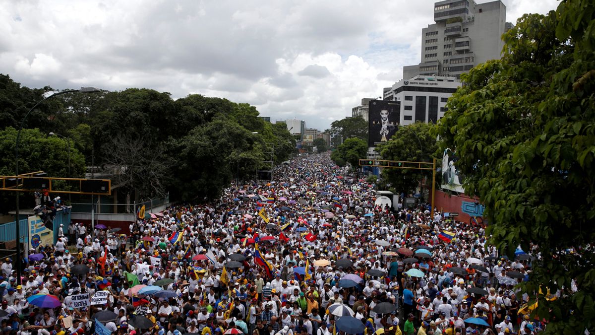 Miles de venezolanos en la "gran toma de Caracas" por el revocatorio contra Maduro