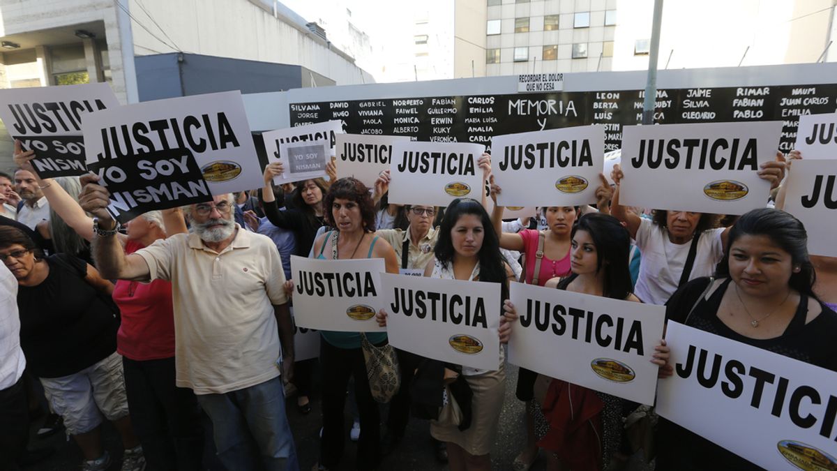 Manifestación ante la sede de la AMIA para reclamar justicia para el fiscal Nisman
