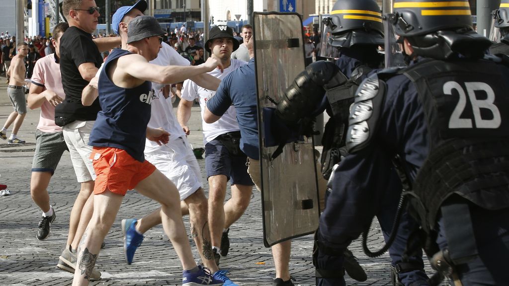 Ingleses y rusos se enfrentan por la calles de la ciudad portuaria