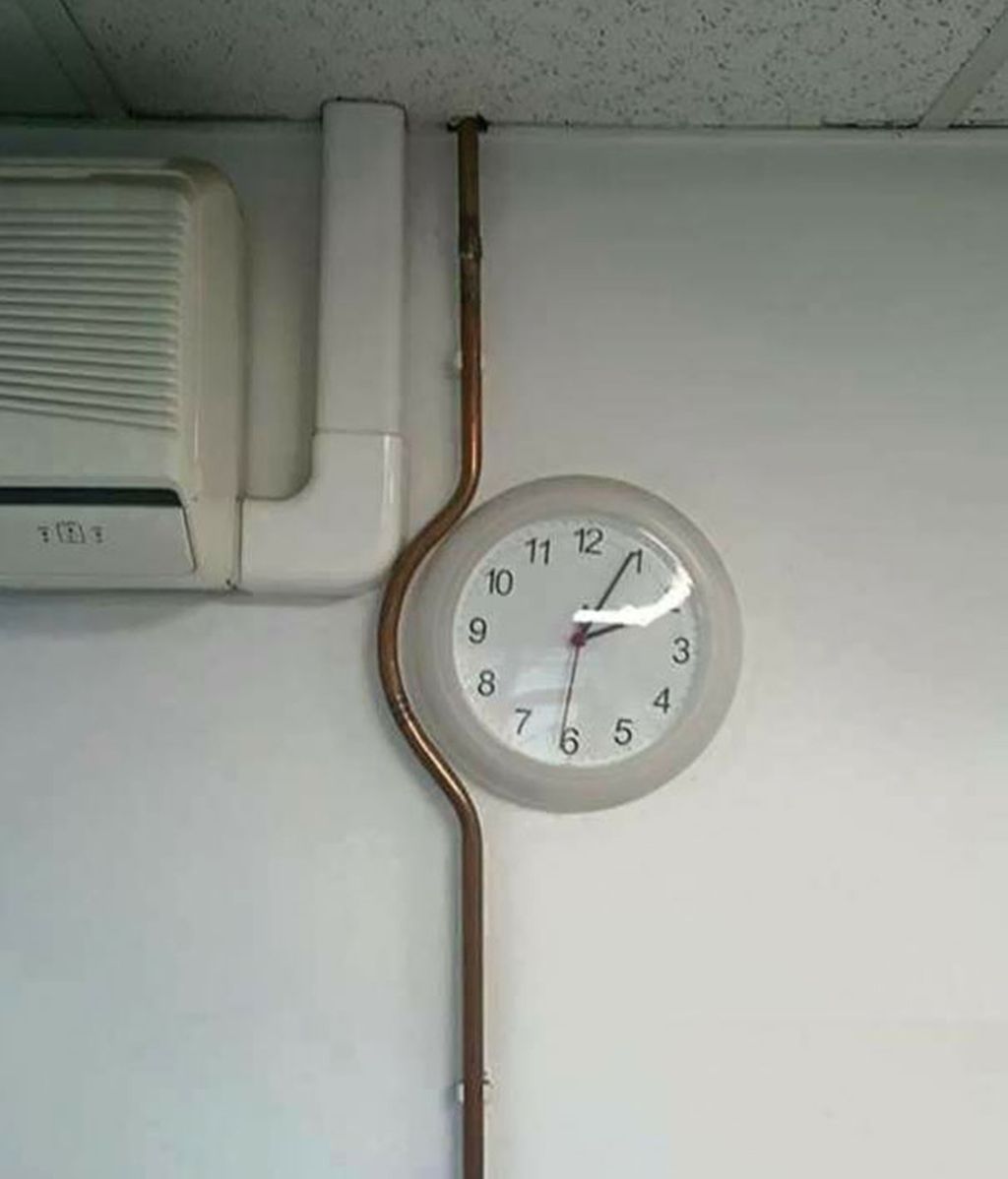 Una tubería que se amolda al reloj