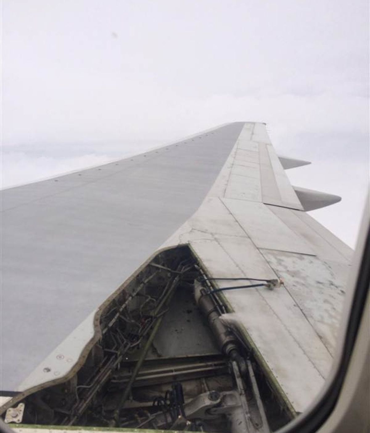 Un avión pierde parte del ala en pleno vuelo