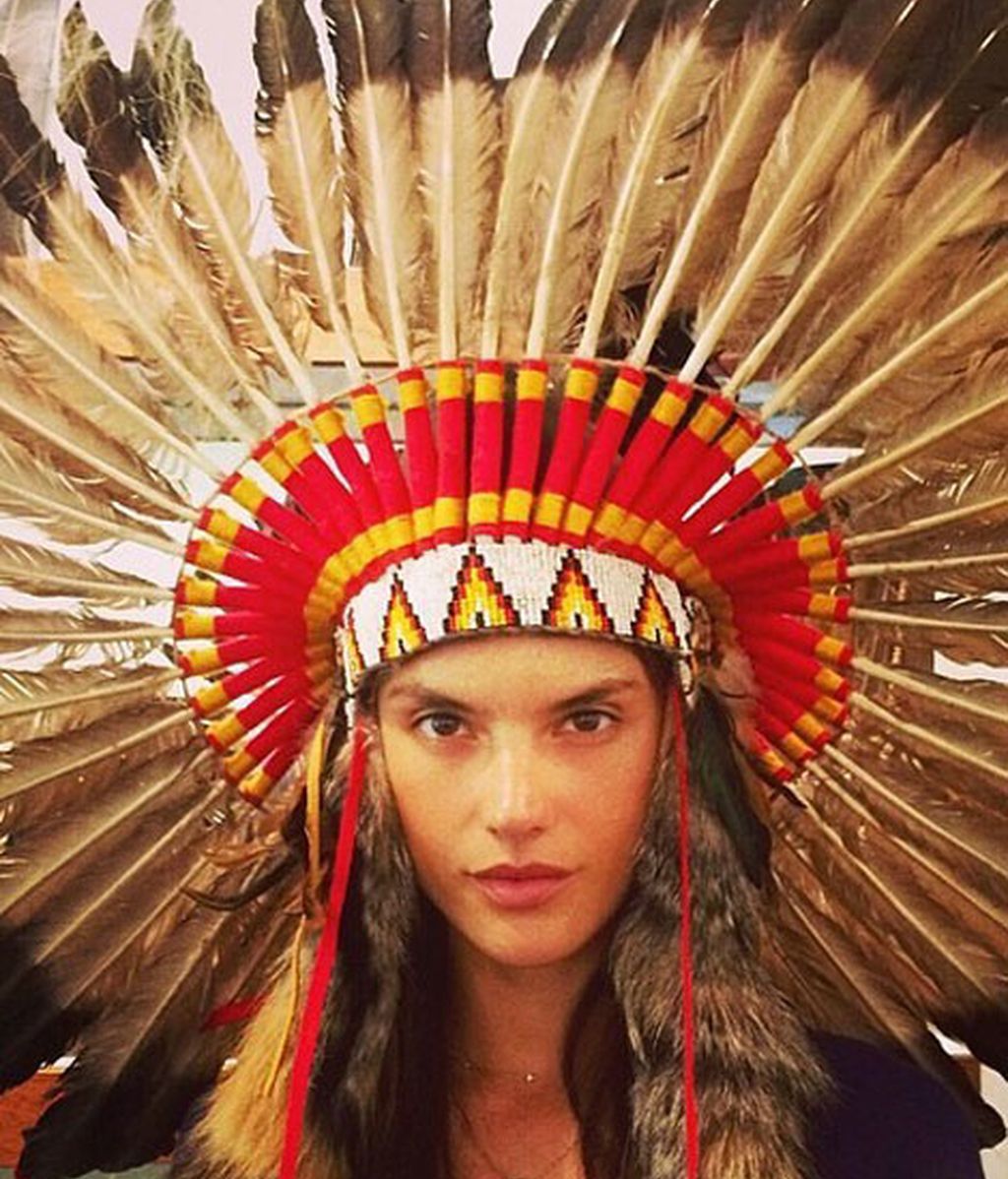 Alessandra Ambrosio con tocado de plumas indio