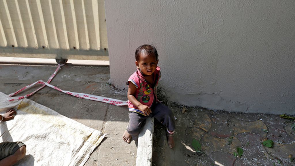 Con 15 meses de edad se pasa el día atada a una piedra