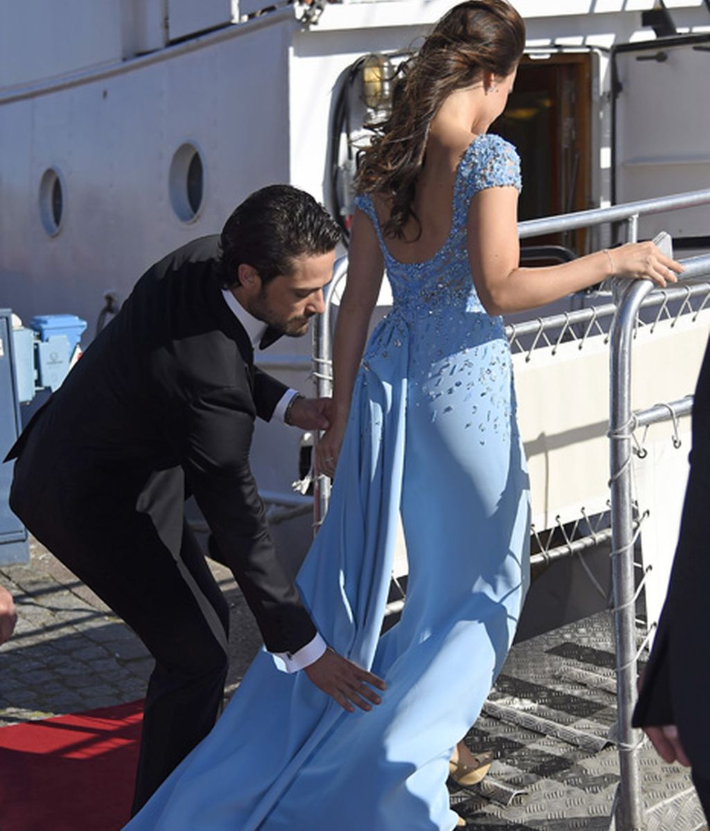 Carlos Felipe ayudo a Sofia Helkvist a entrar en el barco donde celebraron el evento