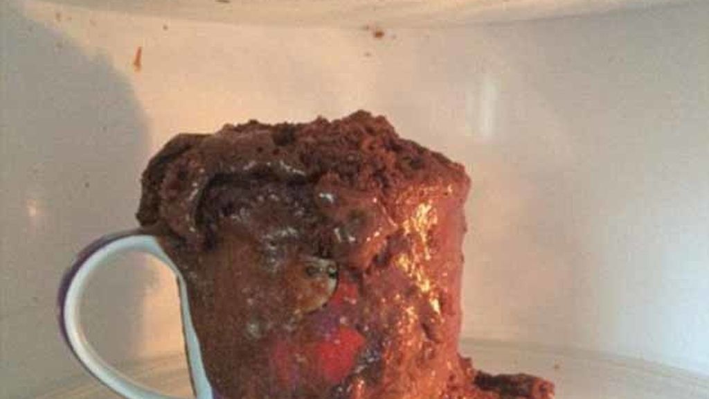 El típico brownie hecho en microondas que no acaba bien