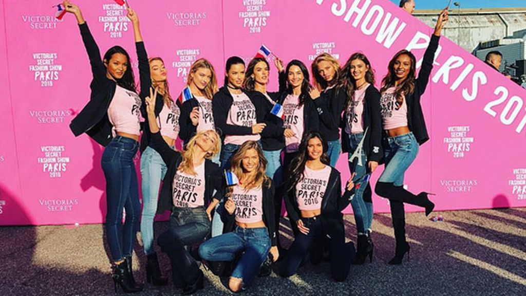 En jet privado y uniformadas de rosa: ‘los ángeles’ han viajado a París para el desfile
