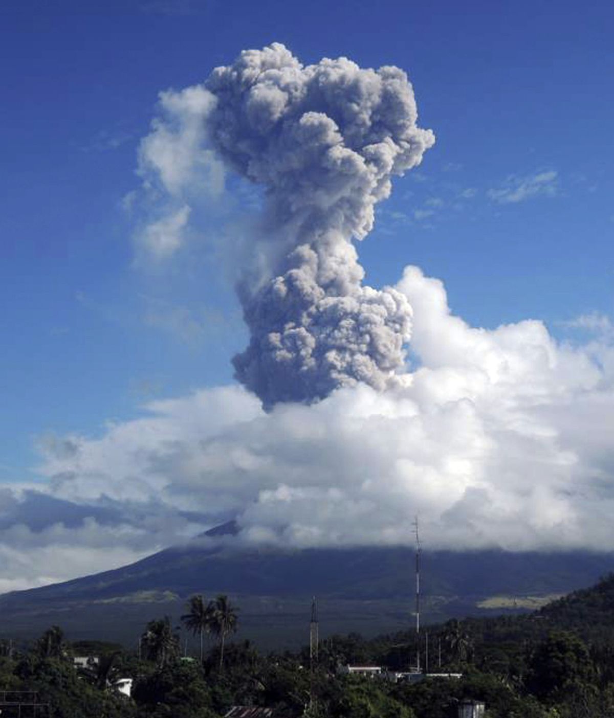 12.000 evacuados ante una posible erupción del volcán Mayón en Filipinas