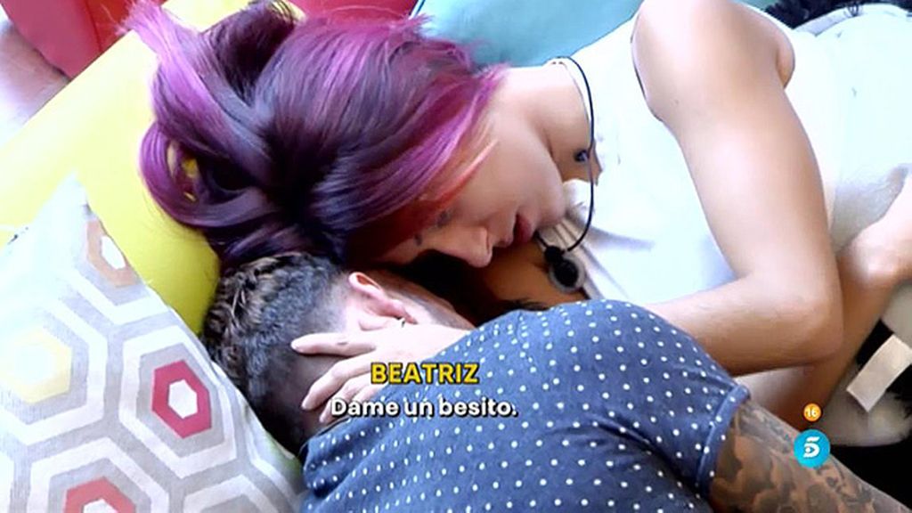 Se besan ante la audiencia, pero se esconden de sus compañeros