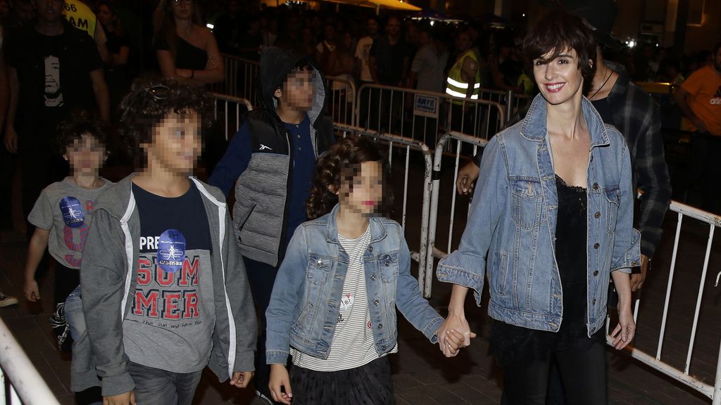 Rollazo familiar: Paz Vega y su 'troupe' rockera se van al concierto de 'Red Hot'
