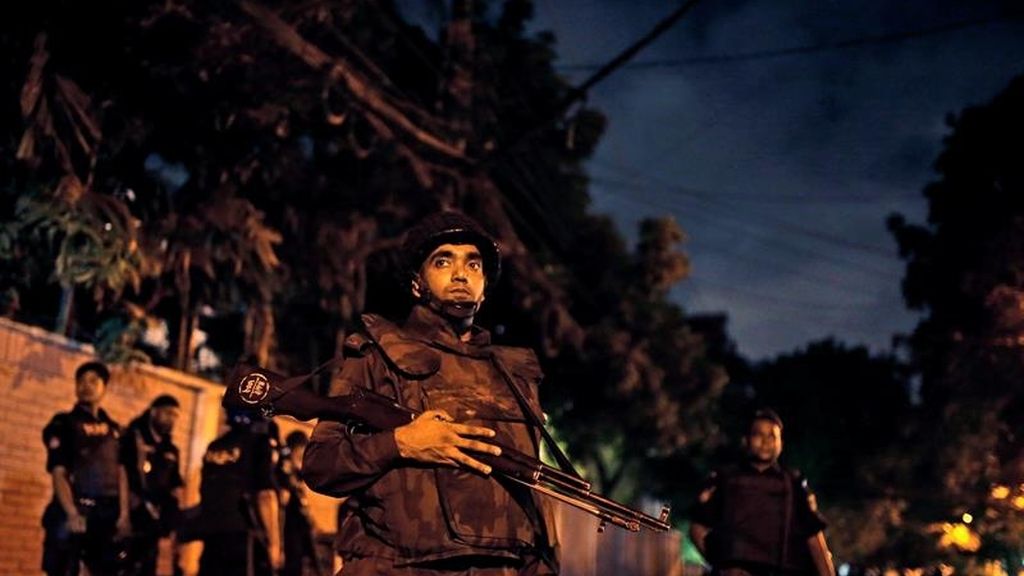 Mueren 26 personas y 13 rehenes son liberados en un ataque en Dacca, capital de Bangladesh