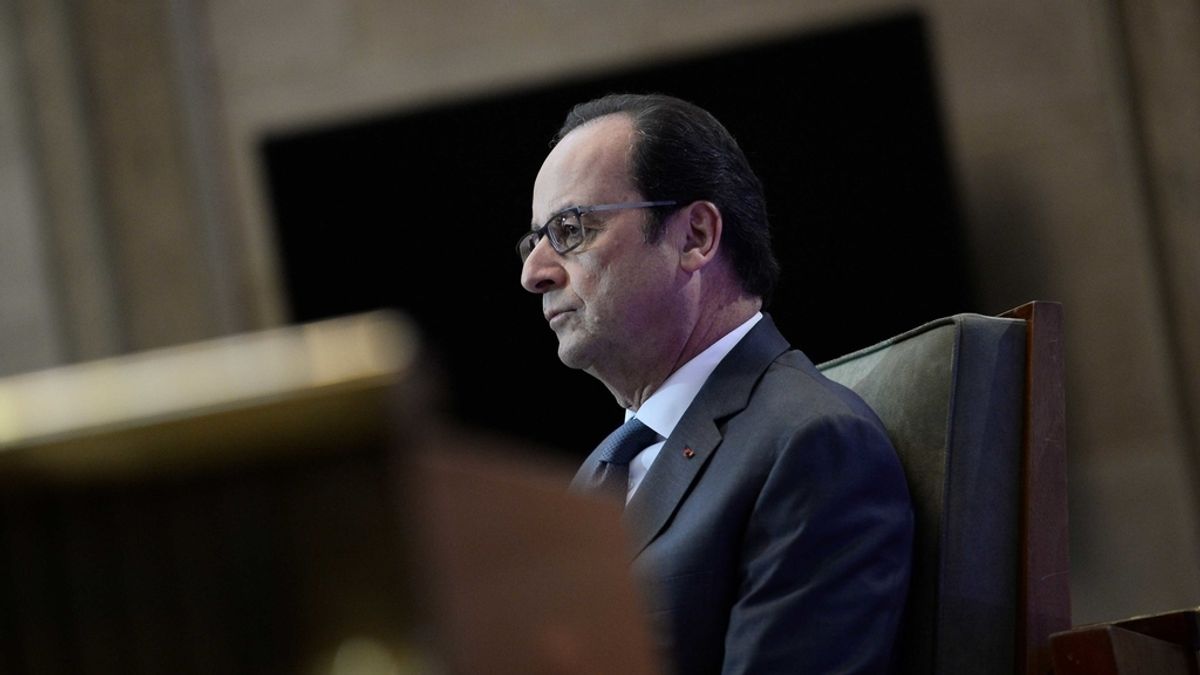 Hollande durante su discurso disculpándose ante los gitanos que estuvieron encerrados en campos de concentración