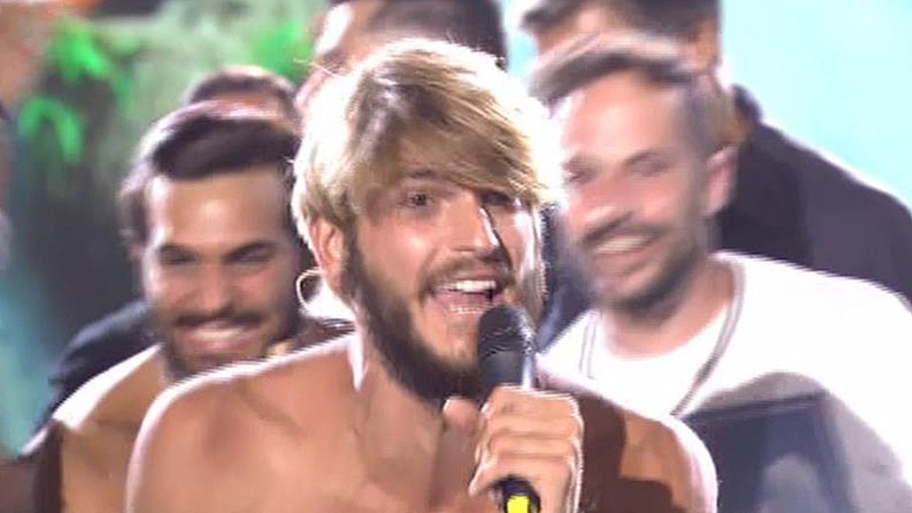 Jorge celebra su triunfo por todo lo alto