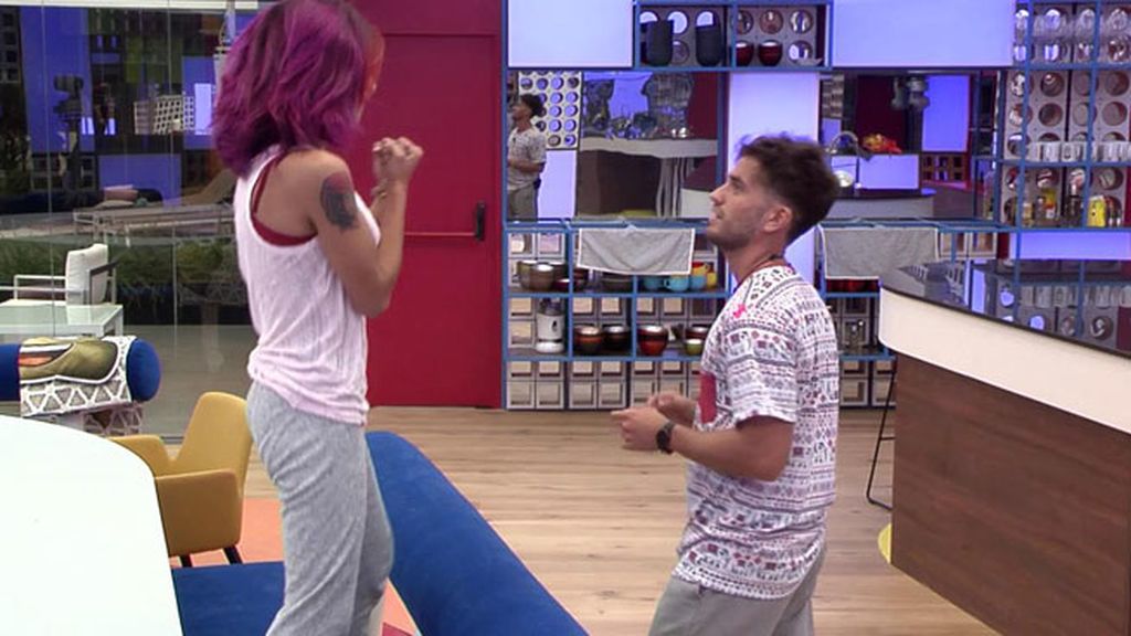 Mientras, Adara y Pol tonteaban en la cama