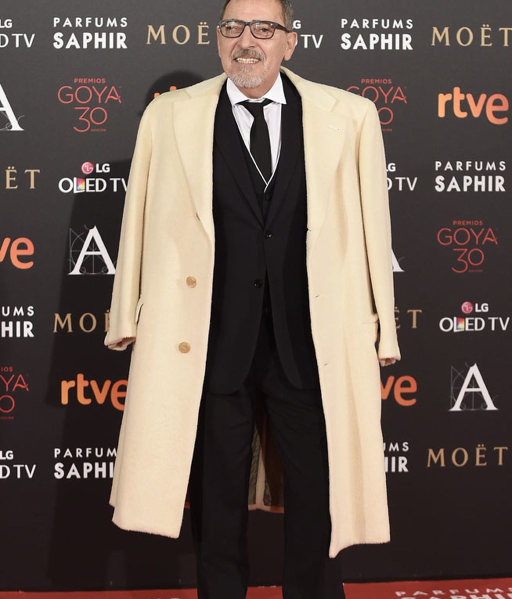 Enrique Villén, con un abrigo en tono crudo