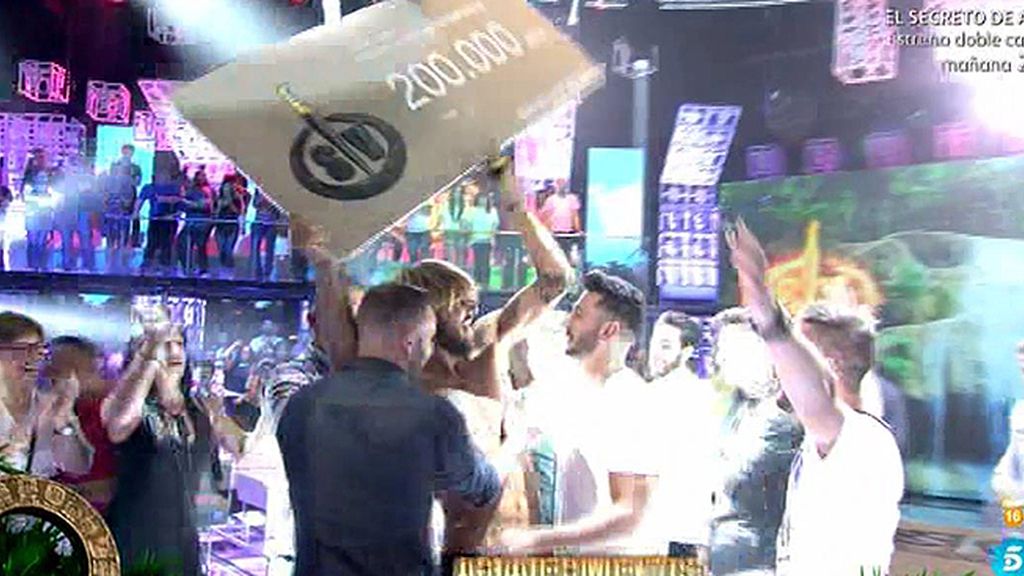 Jorge celebra su triunfo por todo lo alto