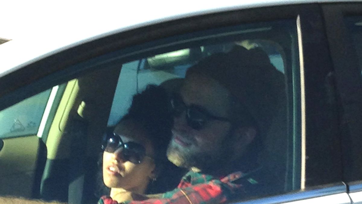Robert Pattinson con su nueva novia, FKA Twings