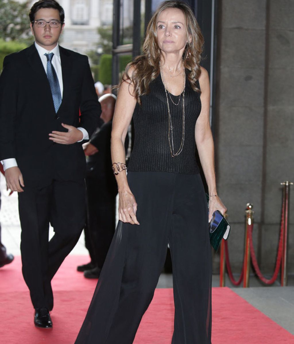 Míriam Ungría, todo al negro con top y pantalón de gasa