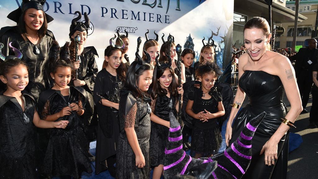 Angelina Jolie y Brad Pitt, ajenos al incidente, disfrutaron de los fans