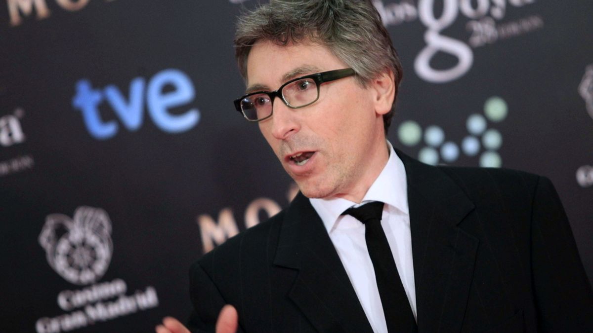 David Trueba dedica su premio al profesor de su película Juan Carrión, presente en la gala