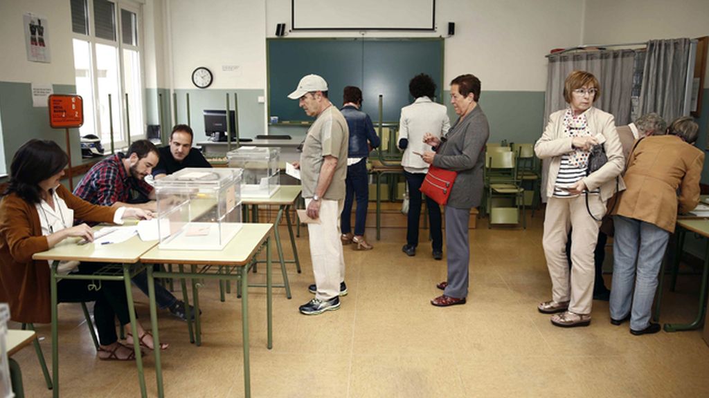 Apertura de colegio electoral en Pamplona