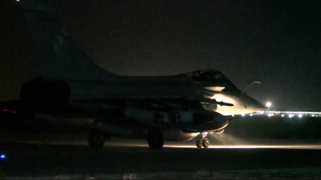 Aviones franceses atacan el bastión de Estado Islámico en Siria