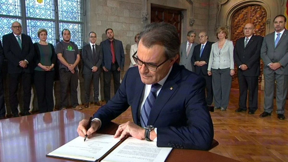 Artur Mas durante la firma del decreto de convocatoria de la consulta soberanista del 9N