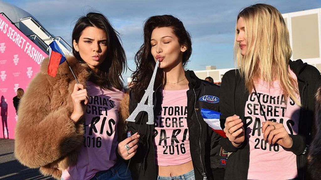 En jet privado y uniformadas de rosa: ‘los ángeles’ han viajado a París para el desfile