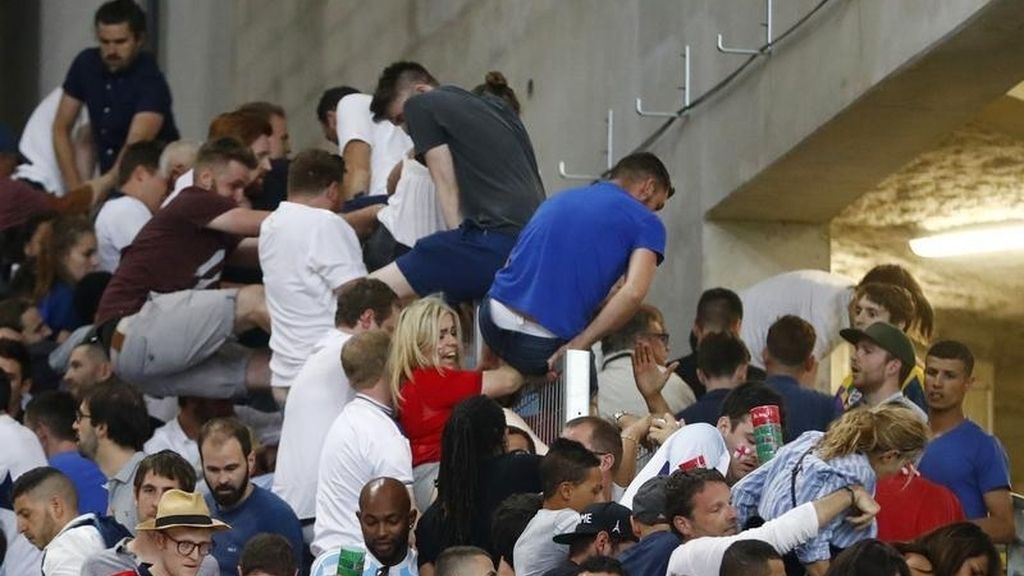 Ingleses y rusos se enfrentan por la calles de la ciudad portuaria