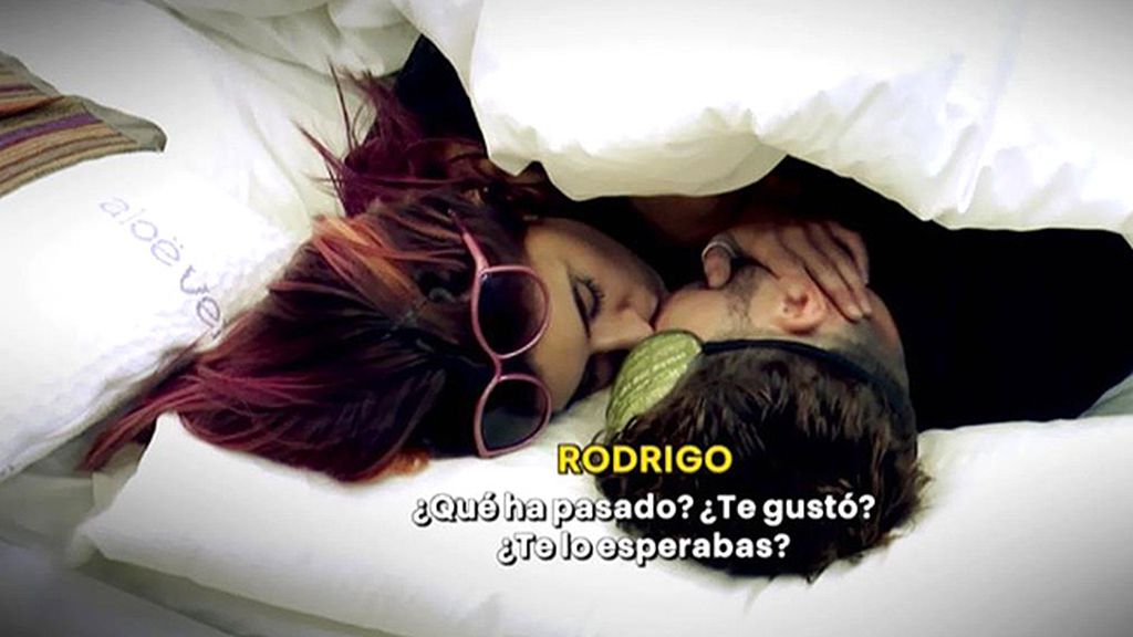 Se besan ante la audiencia, pero se esconden de sus compañeros