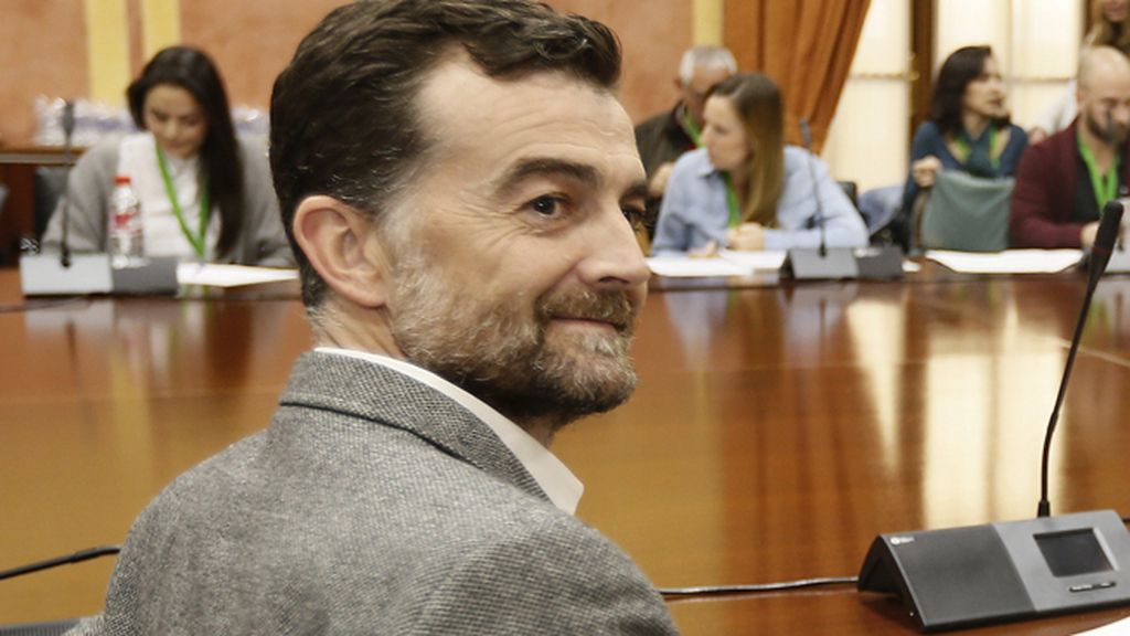 Antonio Maíllo pide analizar qué hacen las infantas en el Congreso "en horario escolar"