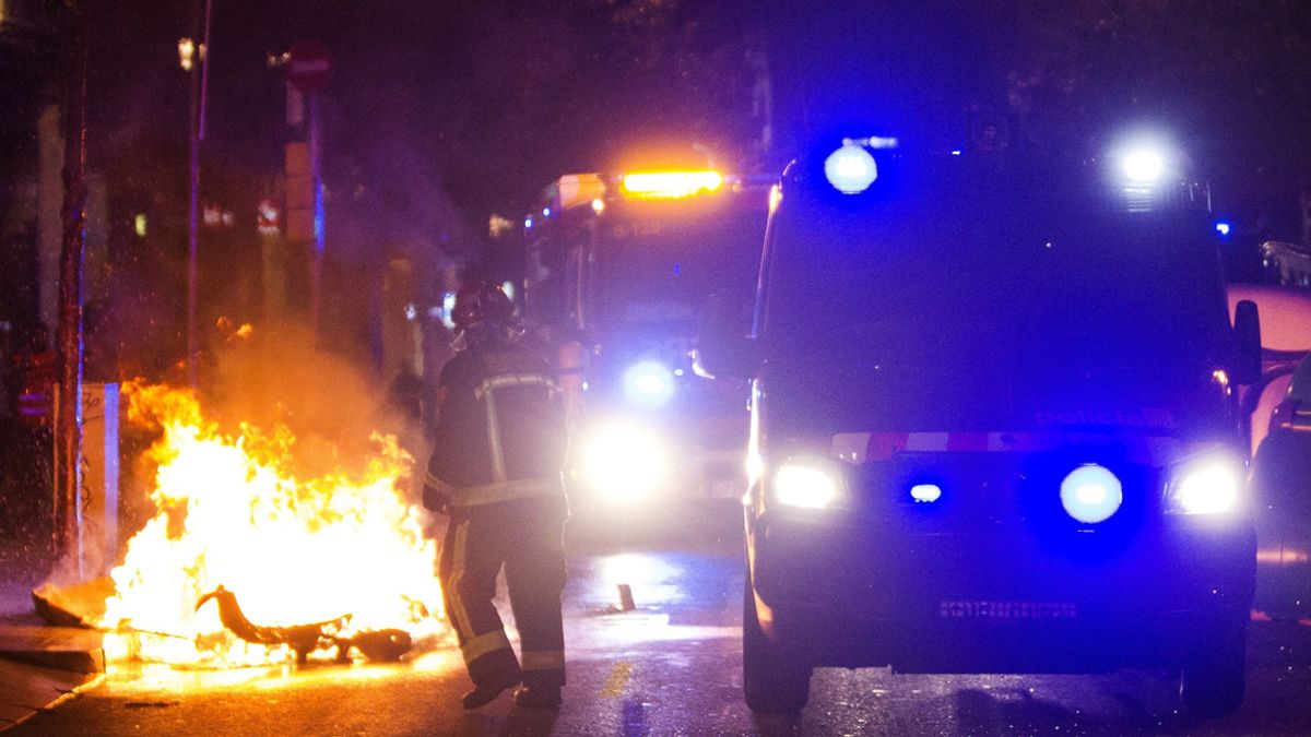 Los Mossos d'Esquadra cargan en la tercera noche de disturbios en Gràcia