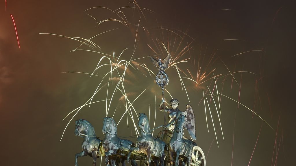 Berlín celebra la llegada de 2016 con fuegos artificiales