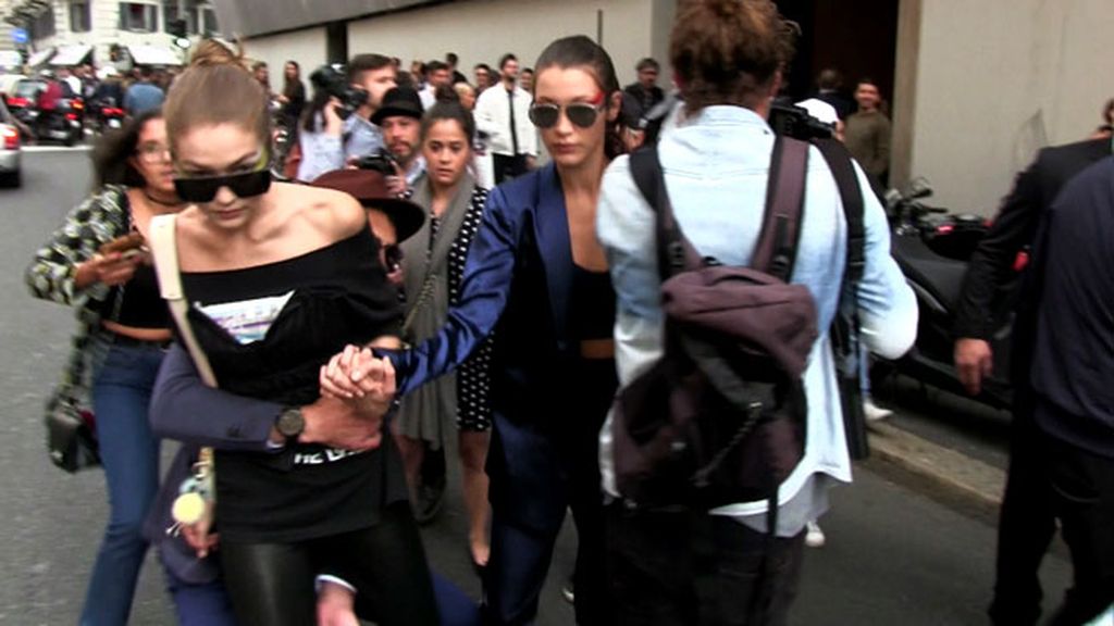 El hombre la agarró en la calle a la salida de un desfile en Milán