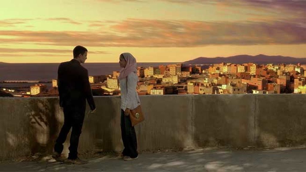 Aunque la atracción entre ambos es evidente, Fátima está prometida