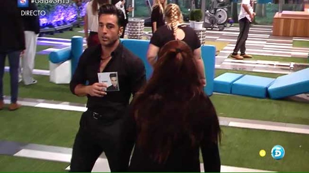 Bustamante se pasea y los concursantes permanecen inmóviles