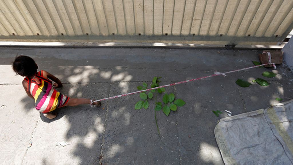 Con 15 meses de edad se pasa el día atada a una piedra