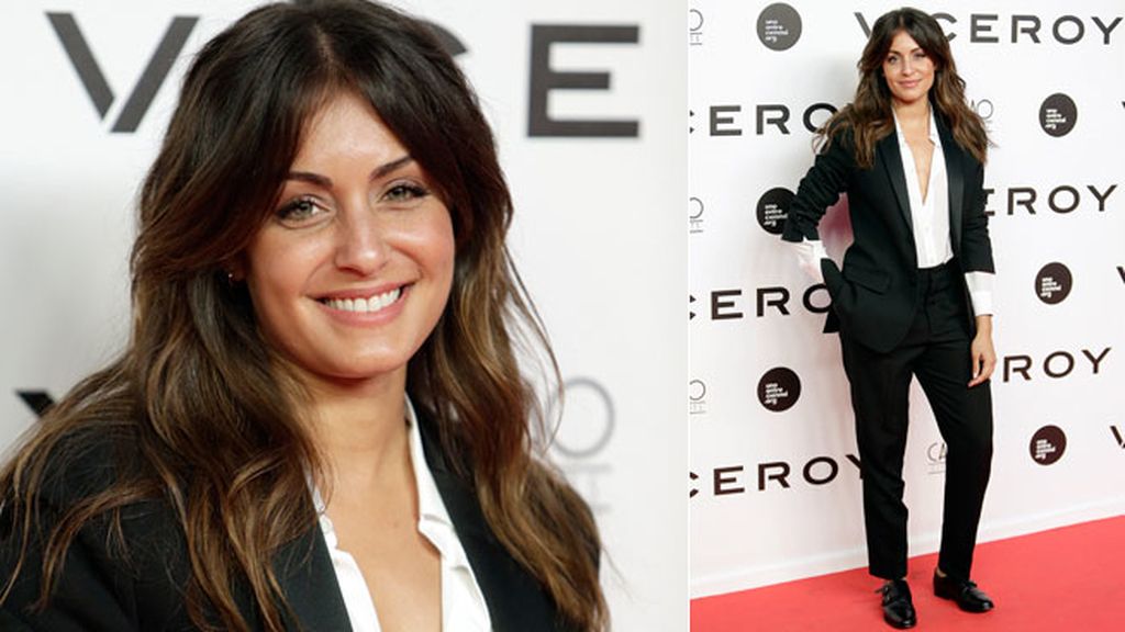 Hiba Abouk, con esmoquin negro y con zapato plano